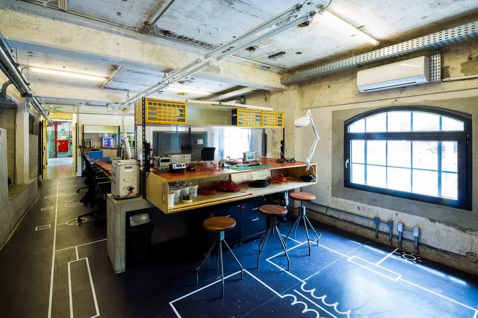 Uma sala grande com muitos móveis e uma janela.