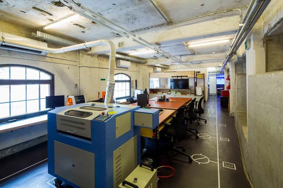 Uma grande sala com uma máquina azul no meio.