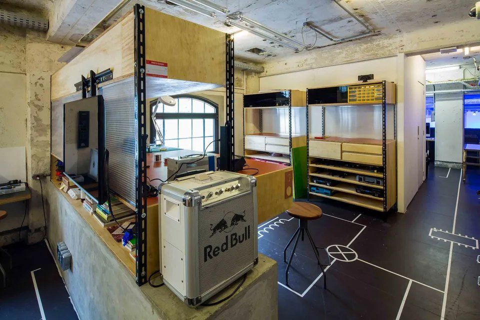 Um amplificador red bull está sobre uma mesa em uma sala.