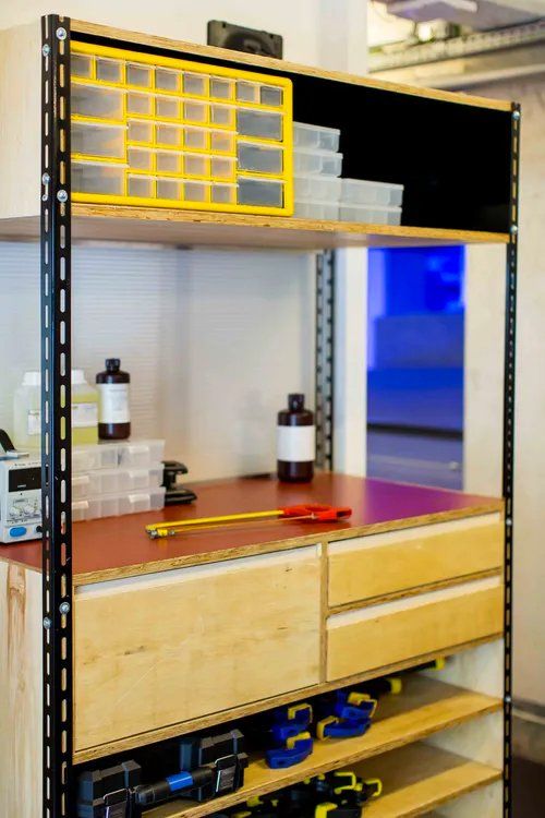 Uma prateleira de madeira com gavetas e garrafas