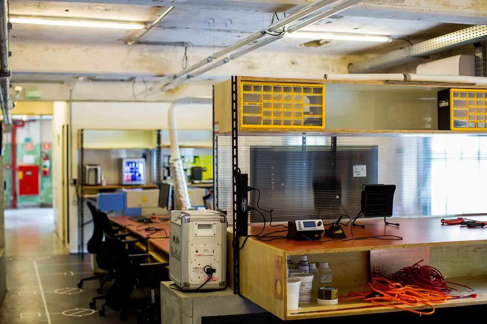 Uma sala com muitas mesas e cadeiras.