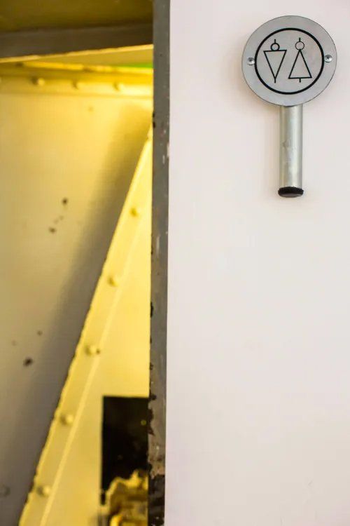 Uma porta com uma placa que diz 'a'