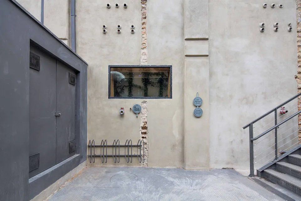 Um prédio com escadas e uma janela ao lado.