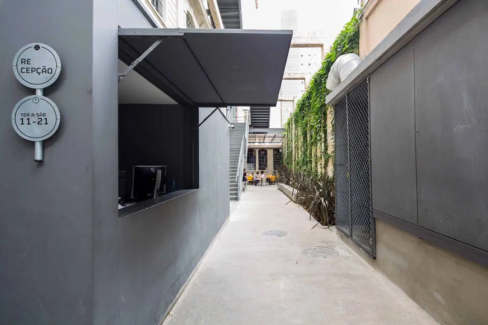 Um beco estreito entre dois edifícios com uma cobertura sobre ele.