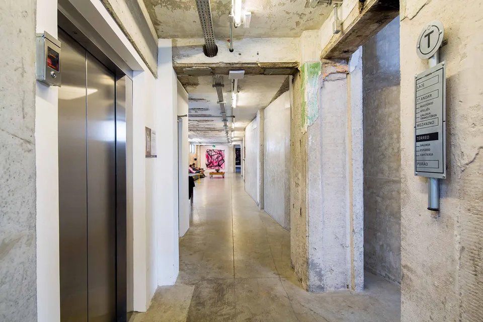 Um corredor com uma placa que diz 1