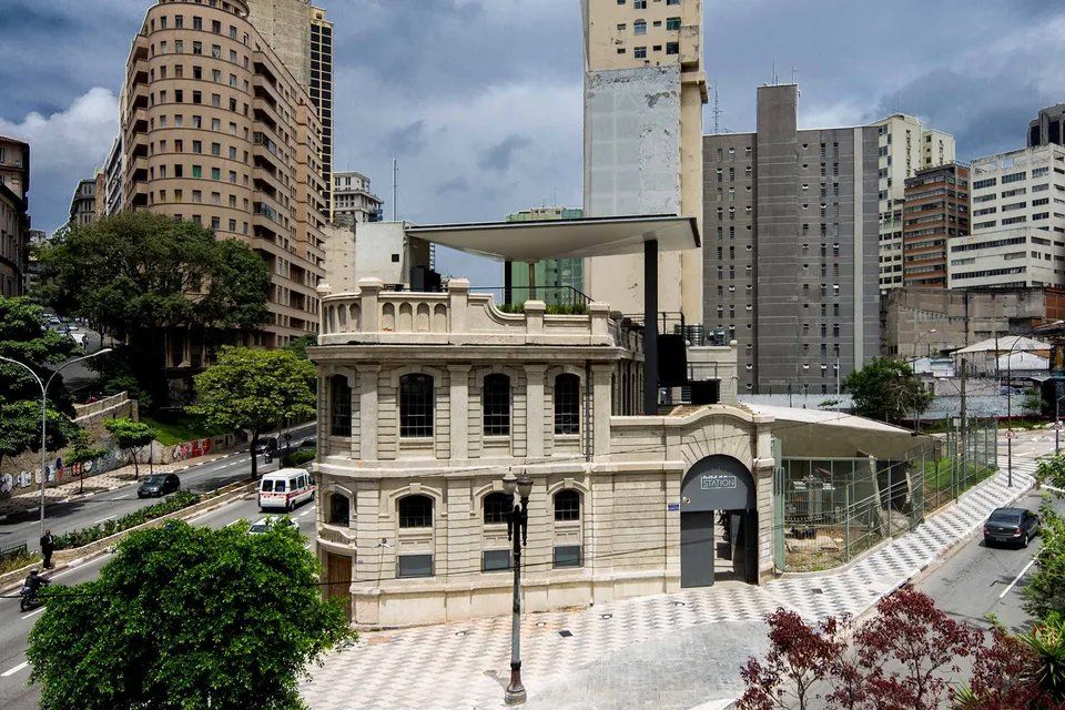 Um grande edifício no meio de uma cidade