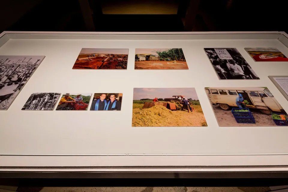 Uma mesa com um monte de fotos