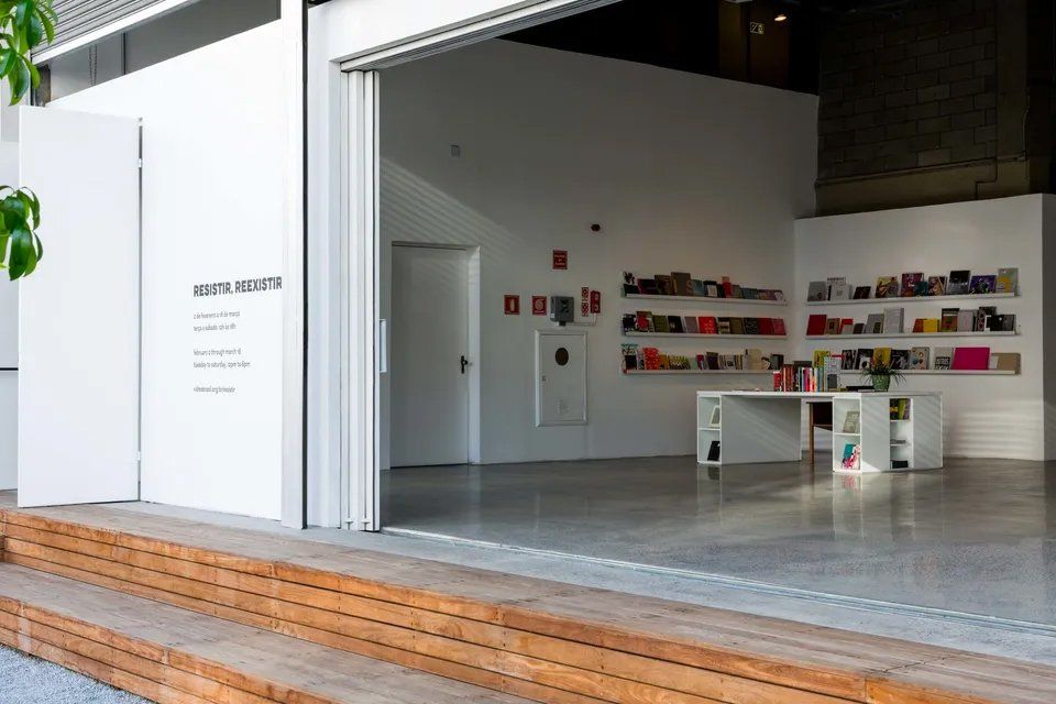 Uma grande sala vazia com um deck de madeira na frente.