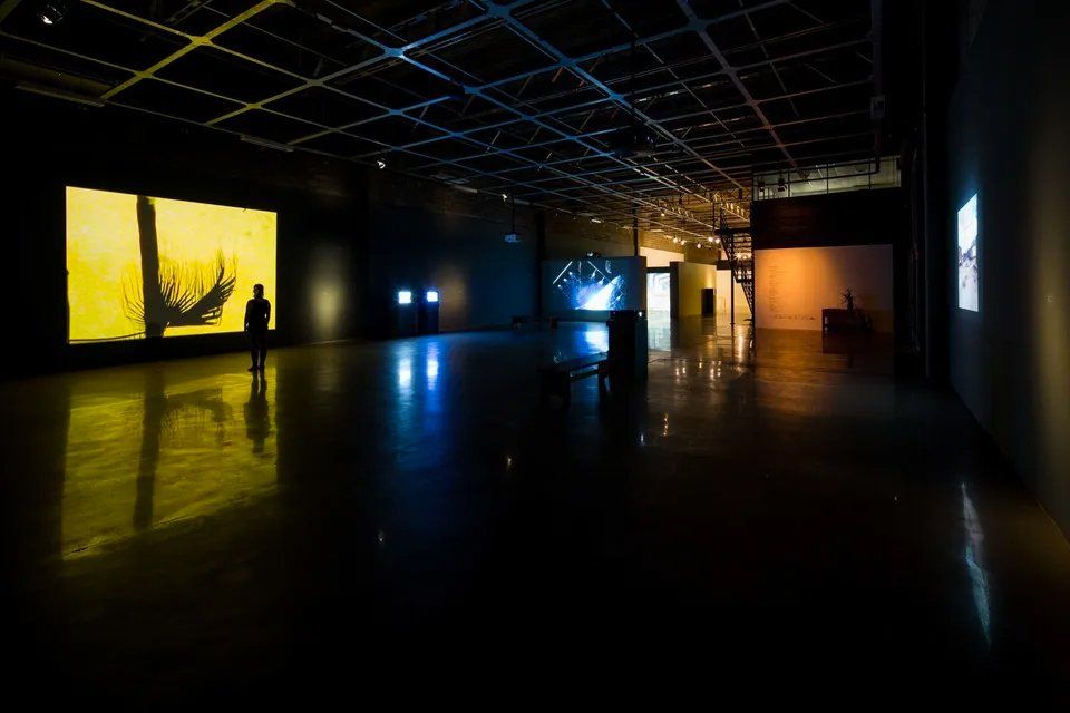 Um quarto escuro com muitas luzes nas paredes