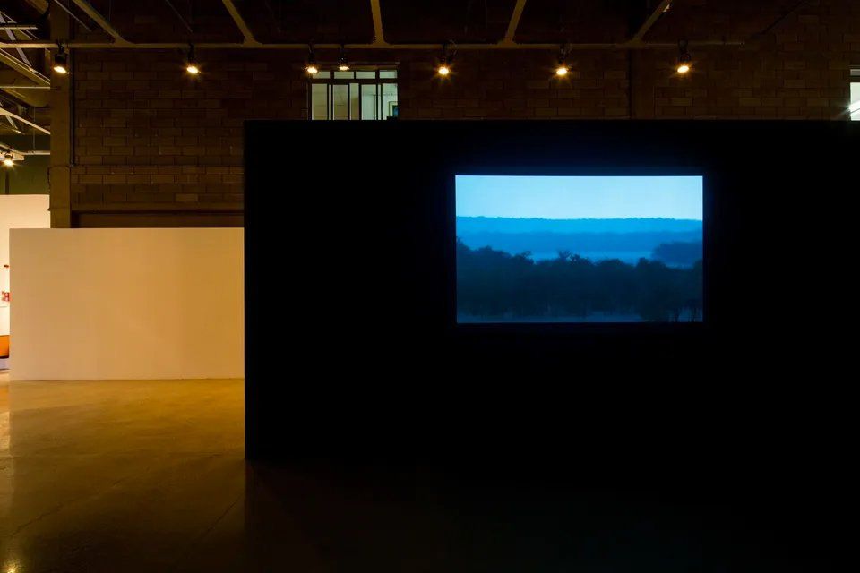 Um quarto escuro com uma tela grande na parede