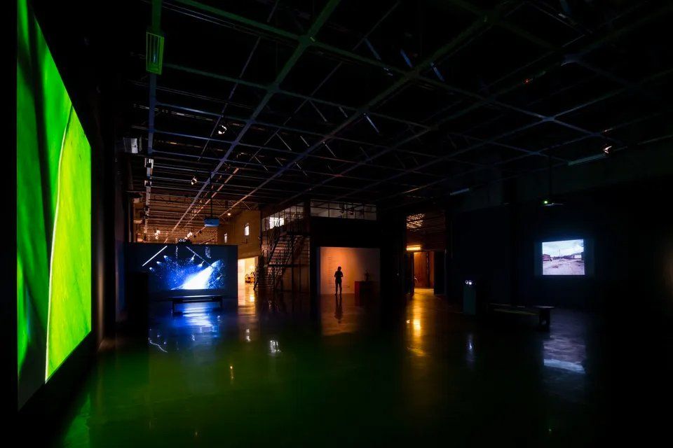 Um quarto escuro com muitas luzes nas paredes e no teto.