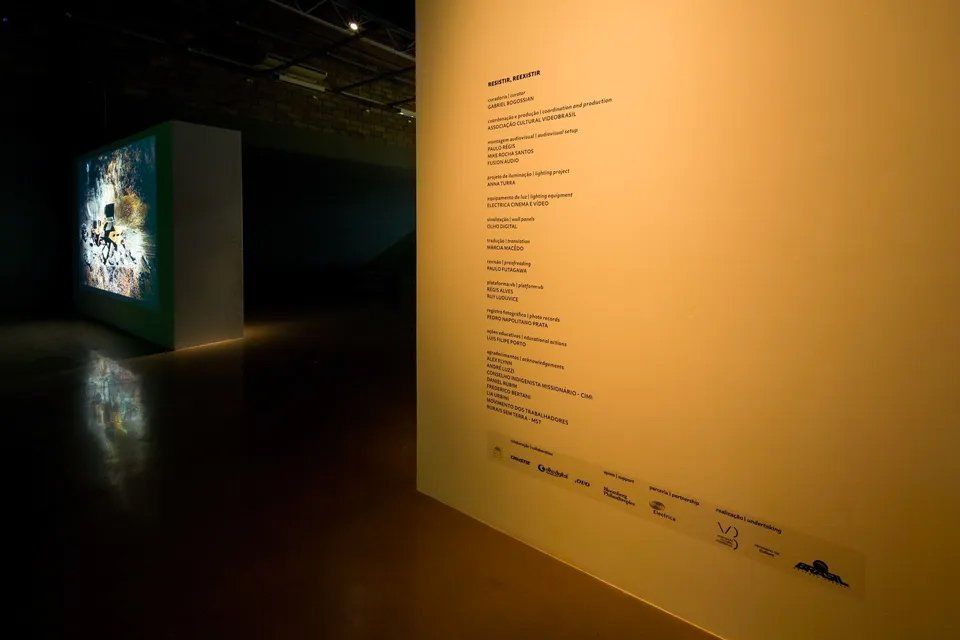 Uma parede com muita escrita em um quarto escuro.