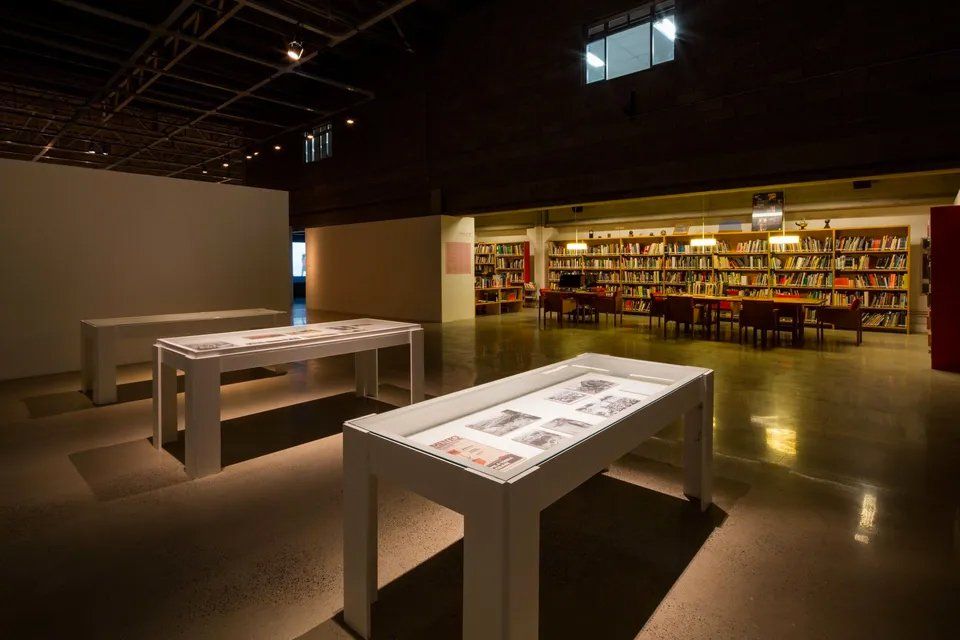 Uma biblioteca com mesas e cadeiras no meio