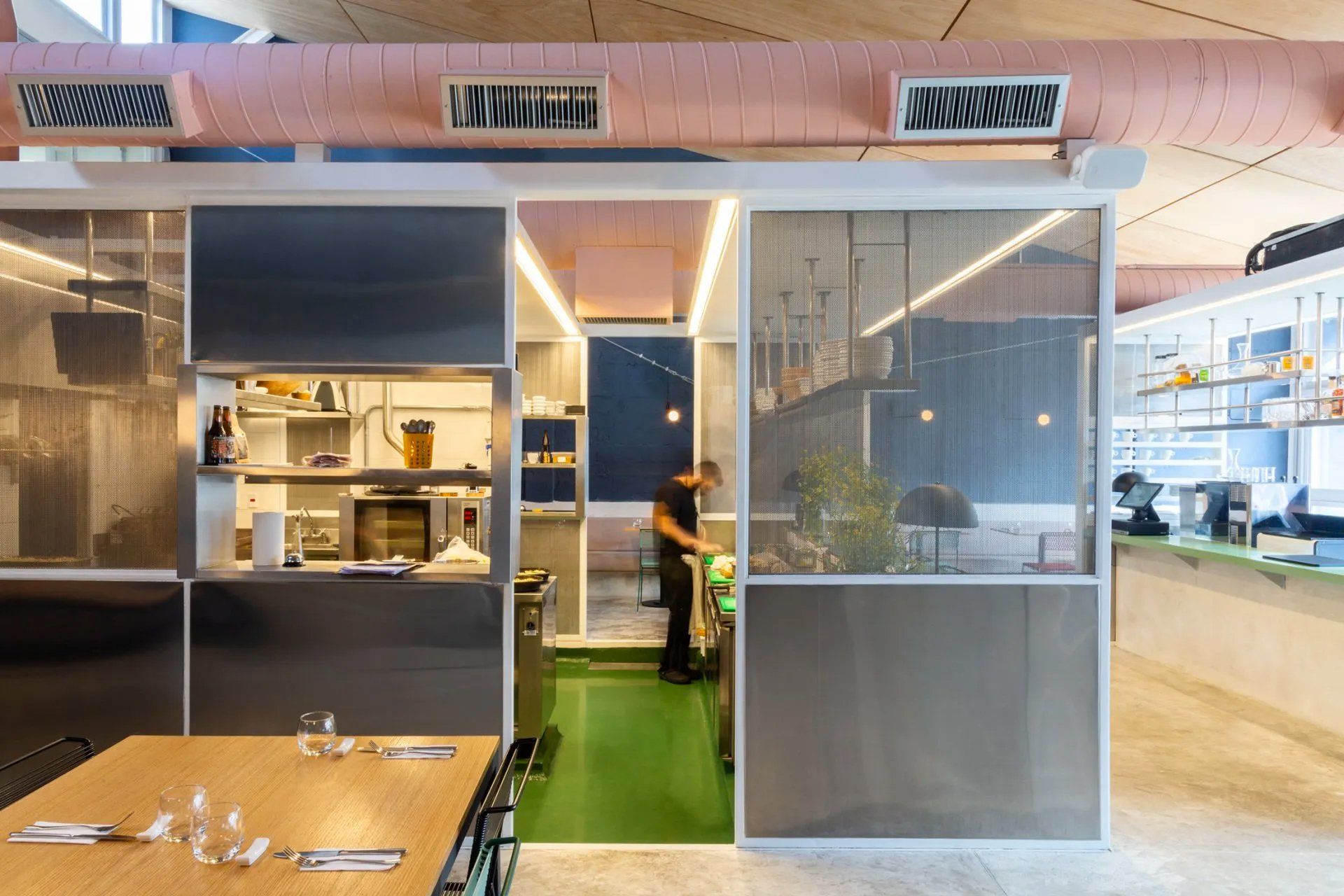 Um homem está preparando comida na cozinha de um restaurante.