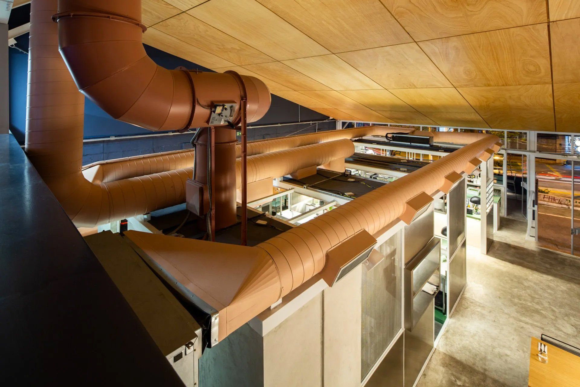 Uma sala grande com muitos canos saindo do teto