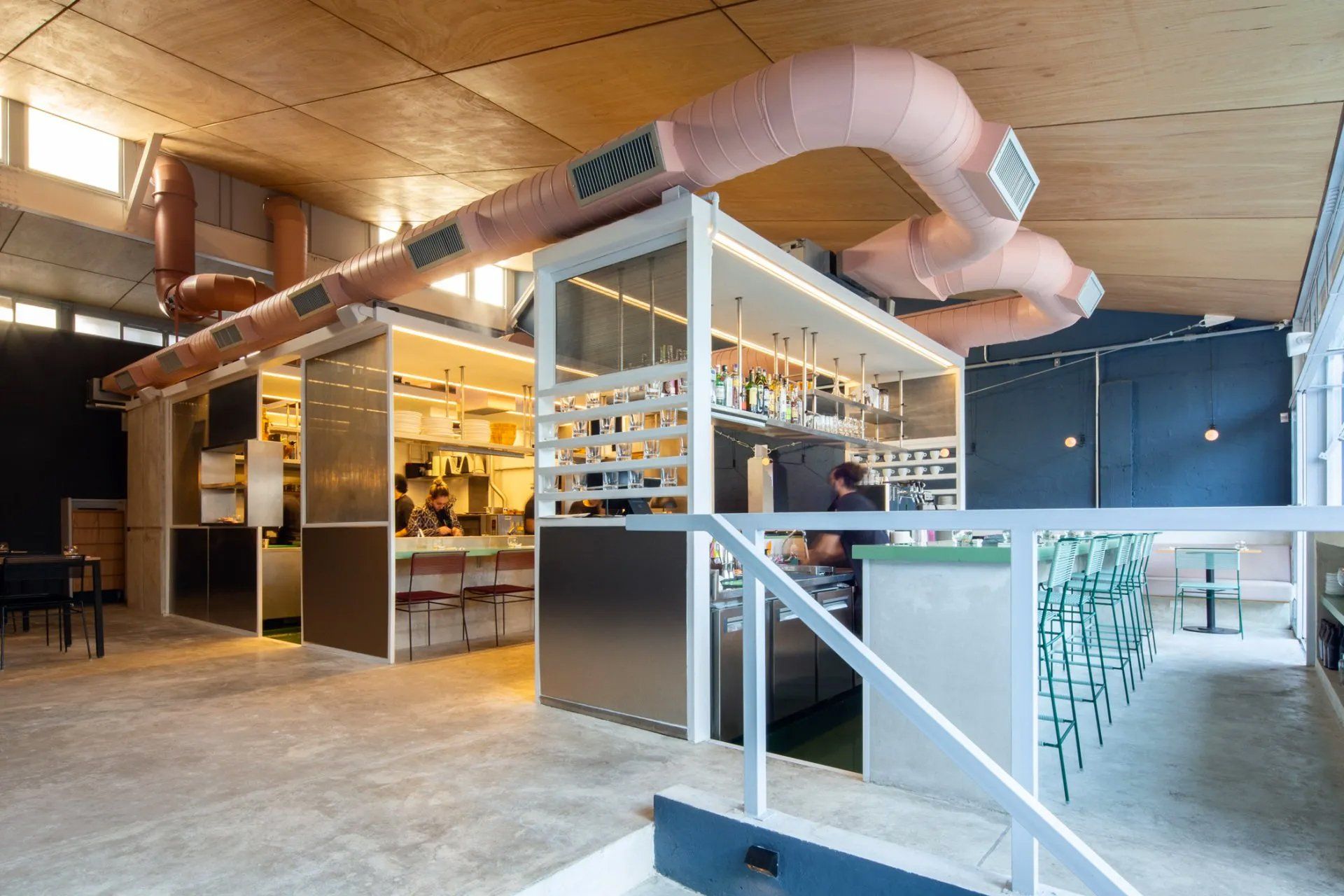 Uma grande sala com uma escada que leva a um restaurante