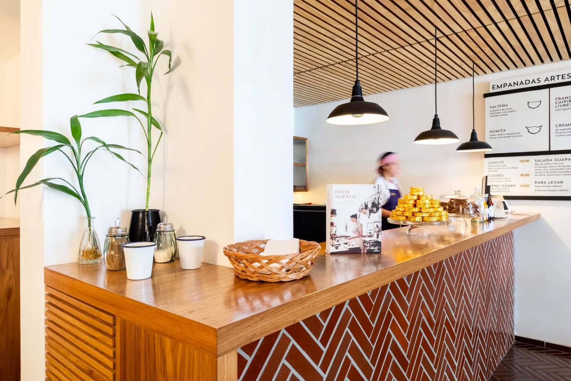 Um balcão de madeira em um restaurante com uma cesta.