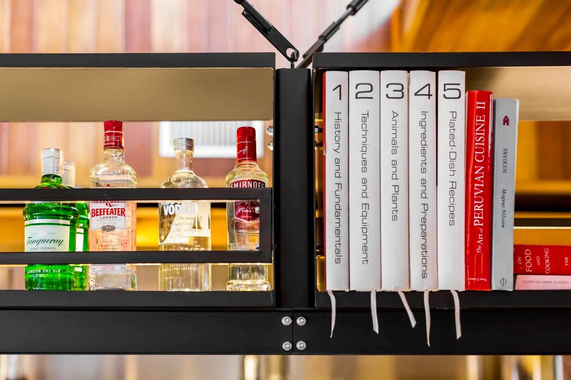 Uma prateleira com livros e garrafas de bebidas alcoólicas