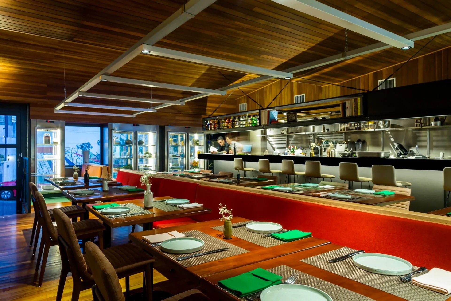 Um restaurante com mesas e cadeiras e pratos