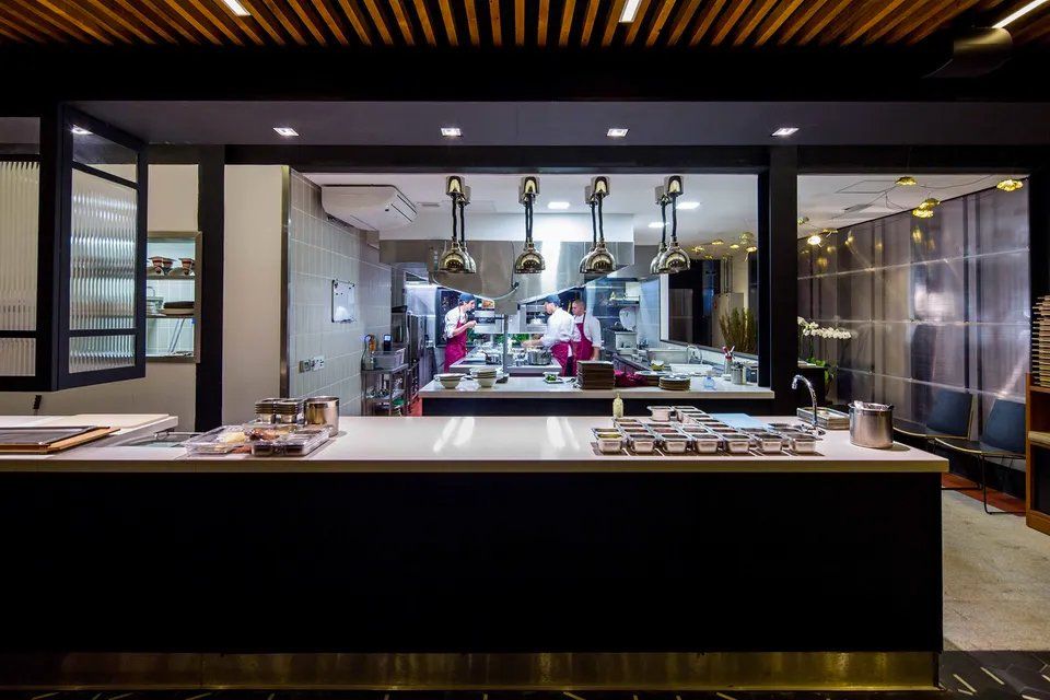 Uma cozinha de restaurante com um grande balcão e uma grande janela.