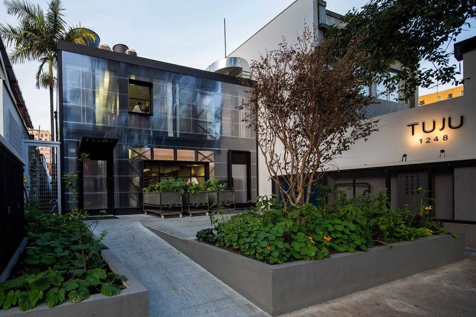 Um grande edifício com uma placa que diz 'tuju'