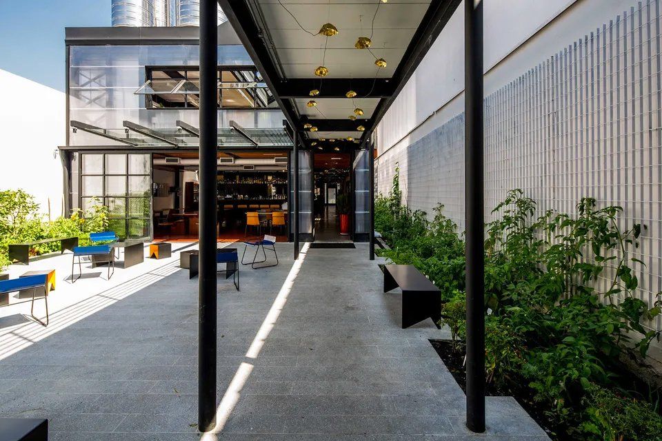 Um prédio com uma passarela coberta que leva até ele