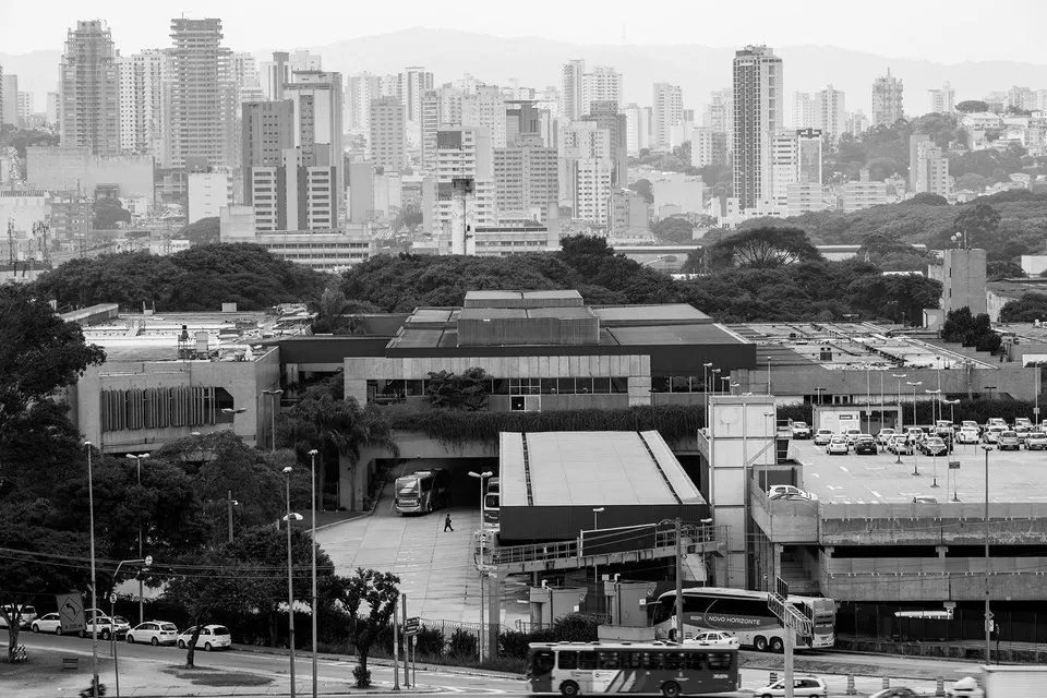 Uma foto em preto e branco de uma cidade com muitos edifícios
