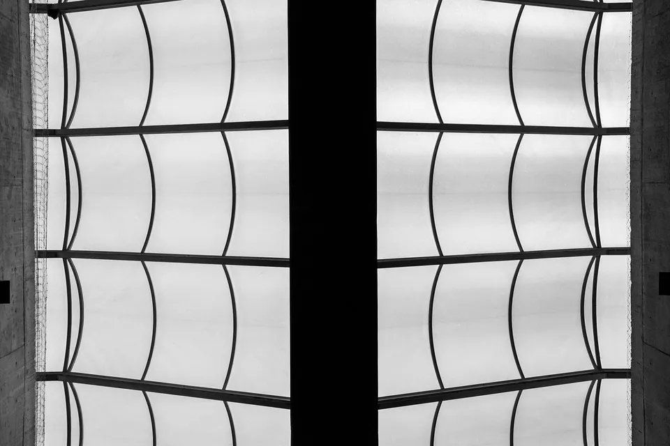 Uma foto em preto e branco de um vitral