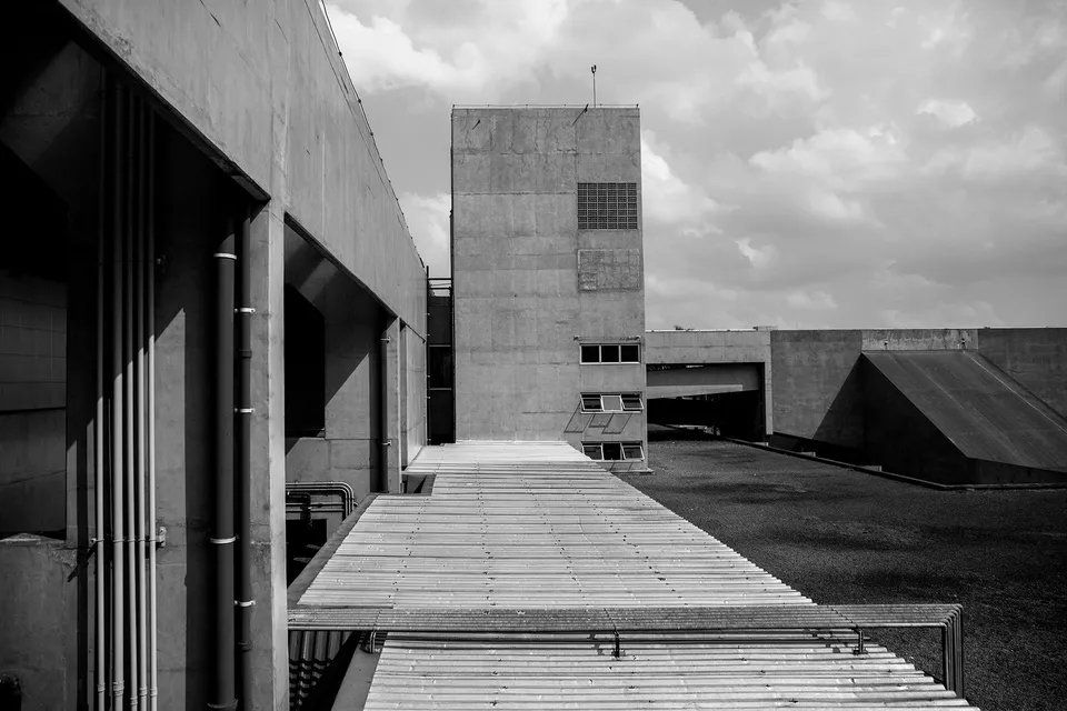 Uma foto em preto e branco de um prédio de concreto