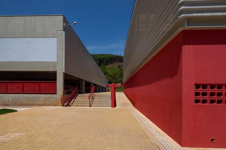 Um prédio vermelho e branco com escadas que levam até ele.