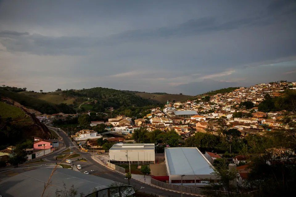 Uma vista aérea de uma pequena cidade cercada por montanhas.