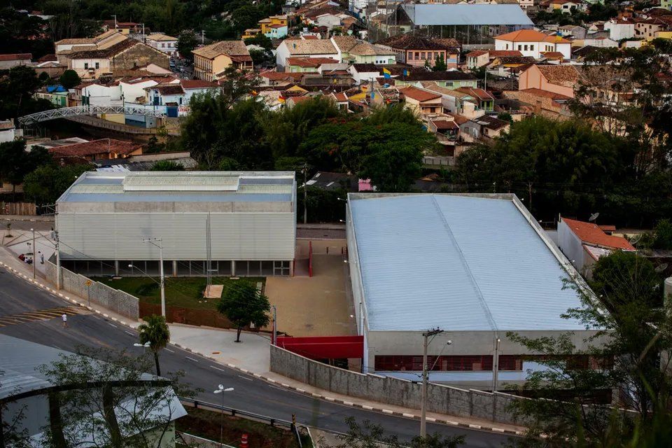 Uma vista aérea de dois edifícios em uma cidade
