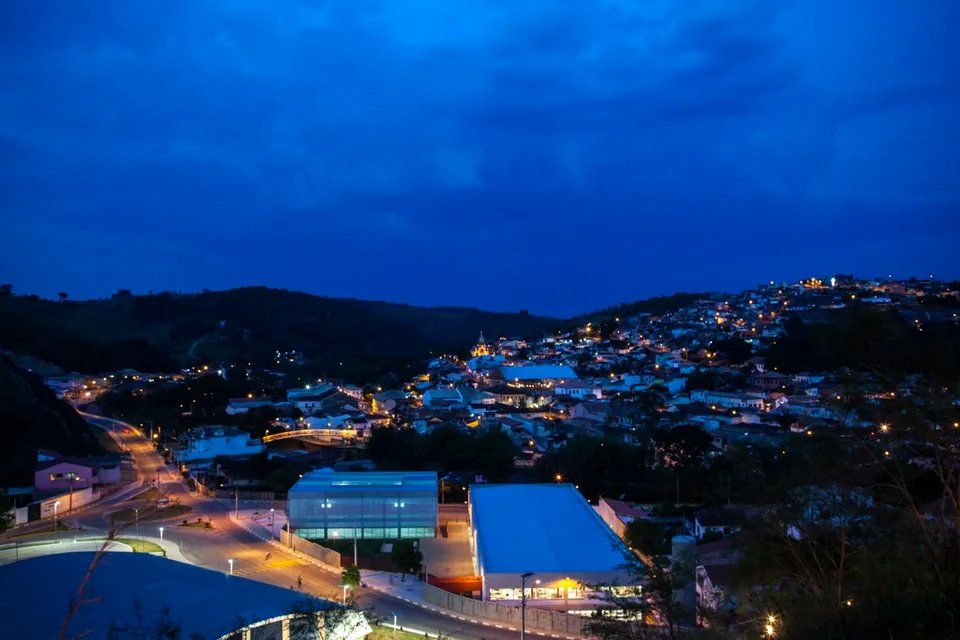 Uma vista aérea de uma cidade à noite com um céu azul