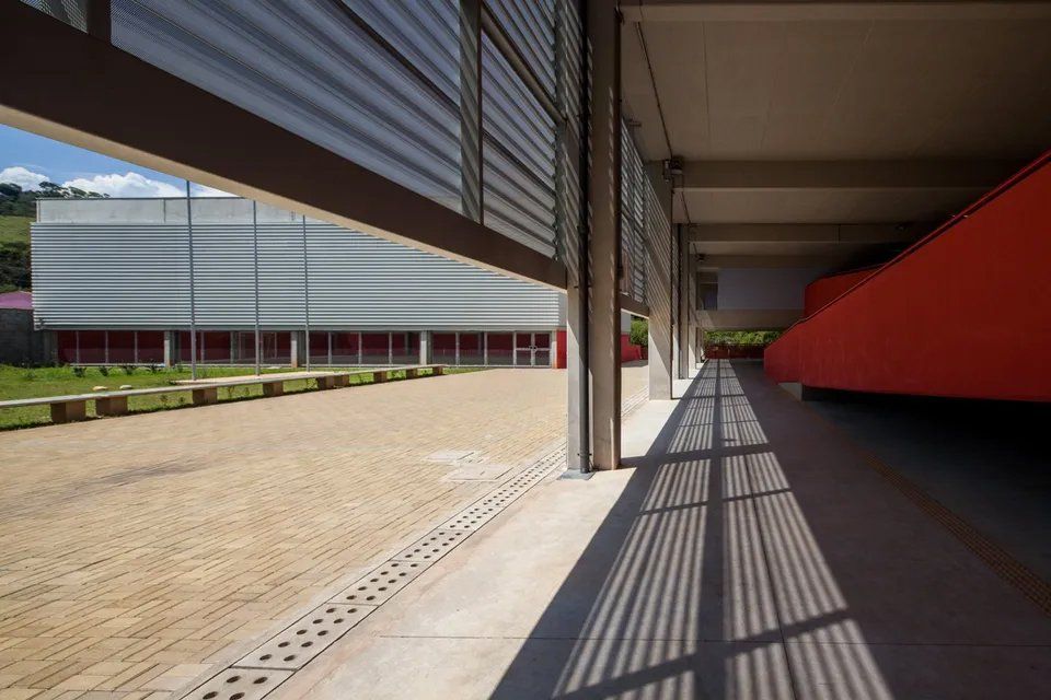 Um prédio com muitas janelas e sombras no chão