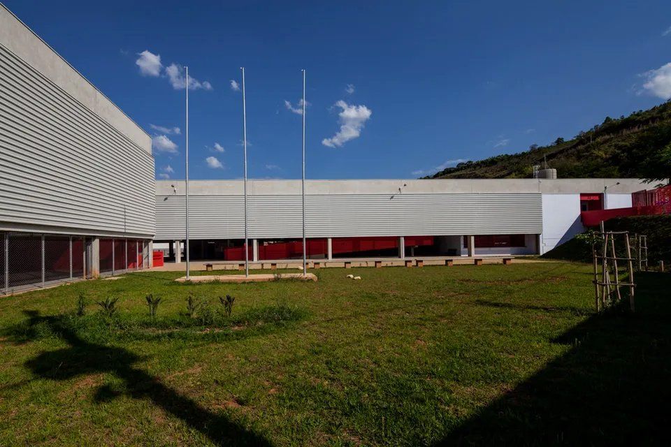 Um grande edifício com um gramado verdejante na frente.