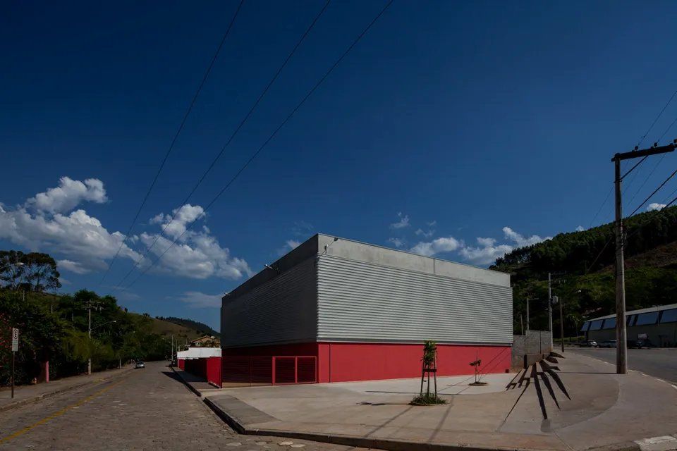 Um prédio vermelho e branco com um céu azul ao fundo.