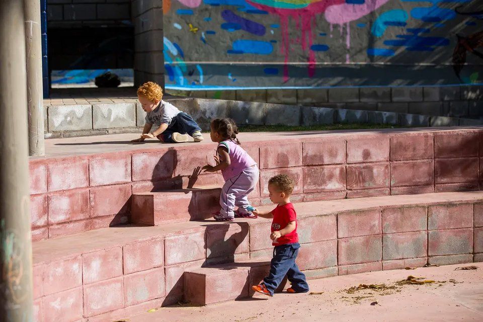 Um grupo de crianças está brincando em uma escada.