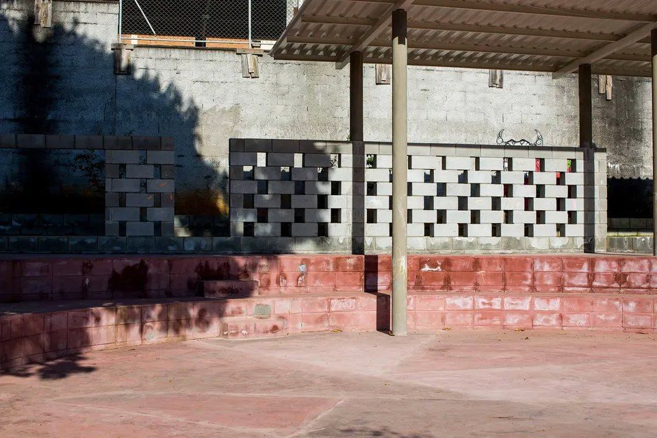 Uma parede de tijolos com um padrão xadrez