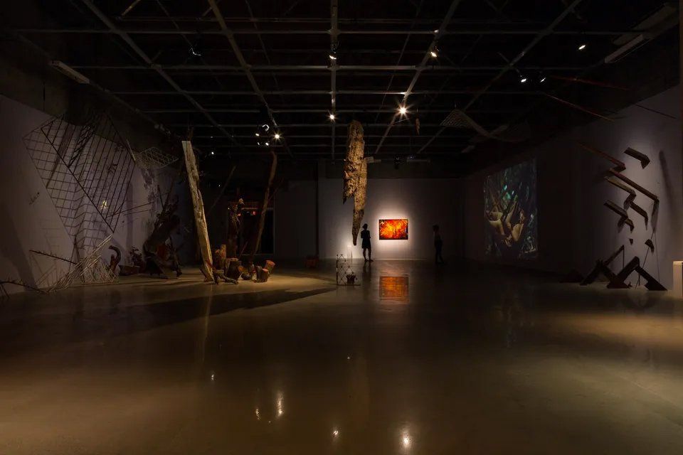 Uma grande sala vazia com muitas esculturas.