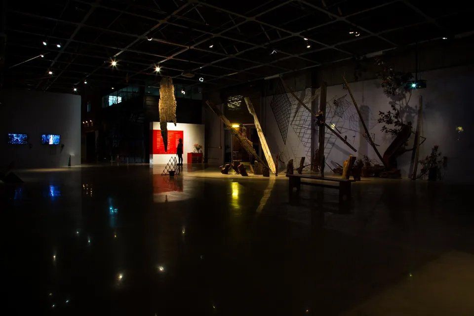 Um quarto escuro com muitas luzes no teto.