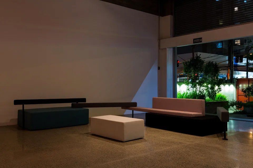 Uma sala com um sofá e uma mesa