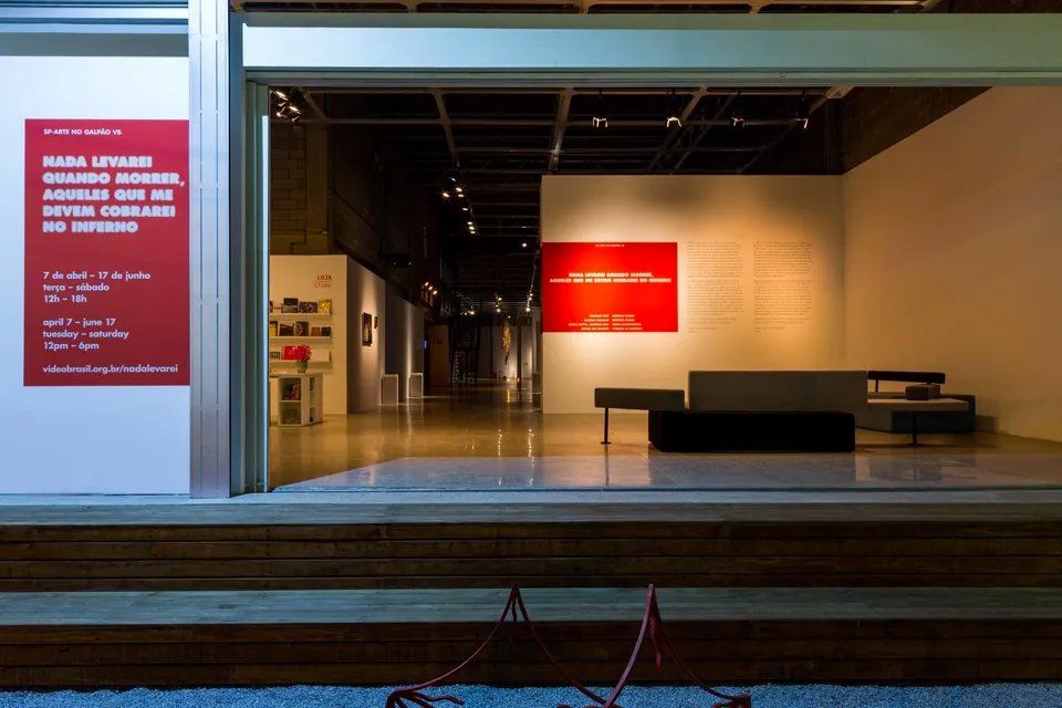 Uma sala grande com uma placa vermelha na parede