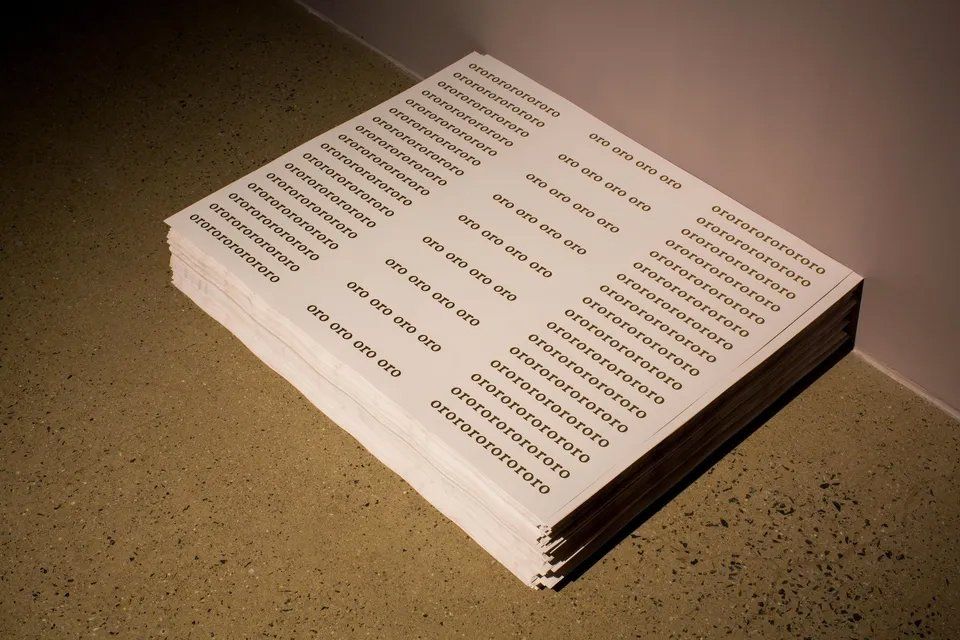 Uma pilha de papel branco com letras pretas