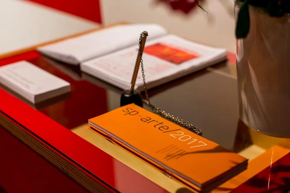 Um livro intitulado so arte 2017 está sobre uma mesa