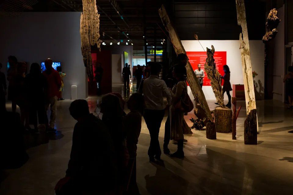 Um grupo de pessoas está em uma sala escura.