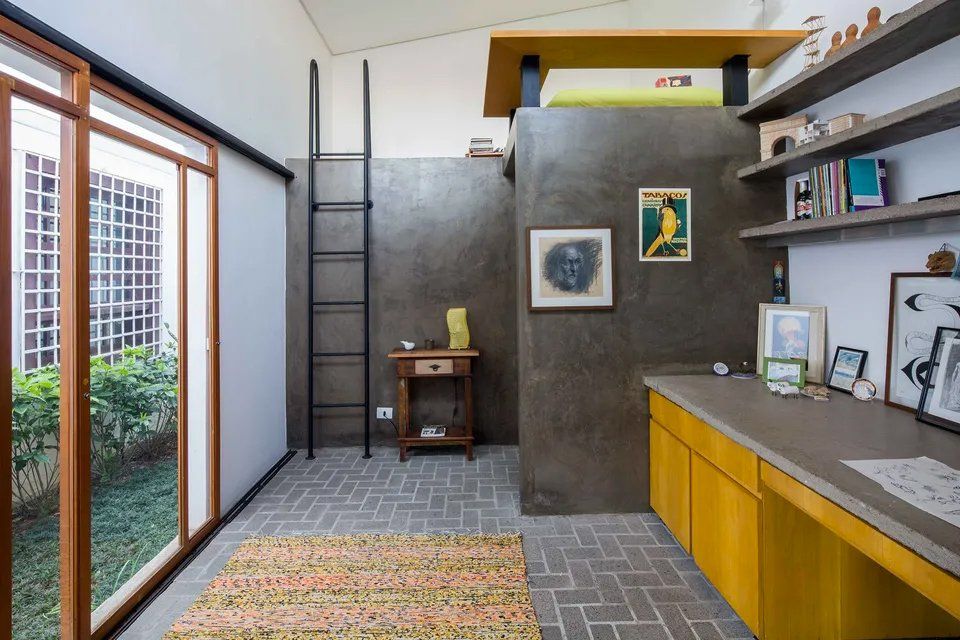 Um quarto com um beliche e uma escada