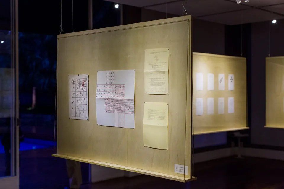 Uma sala com muitos papéis pendurados no teto.