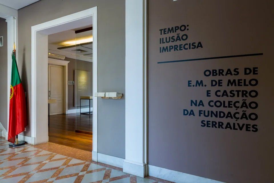 Um corredor com uma placa na parede que diz tempo: ilusao imprecisa