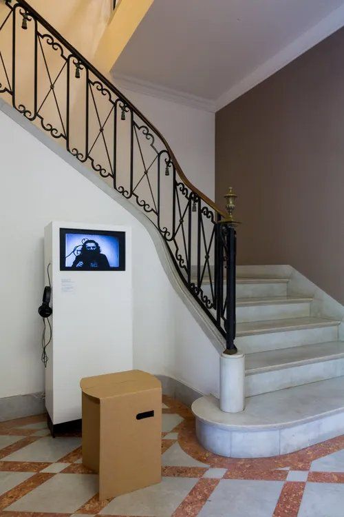 Uma escada com uma TV ao lado