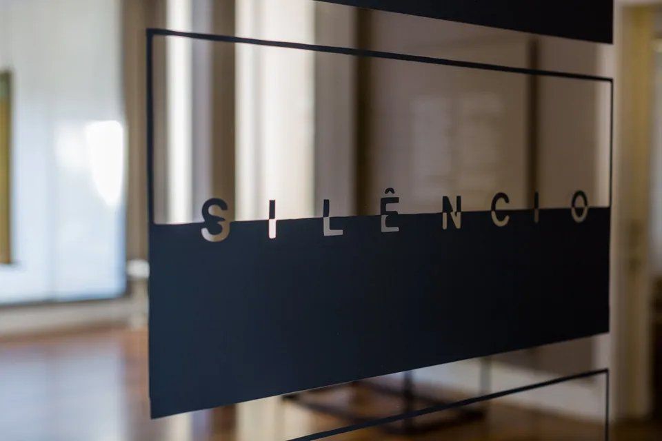 Uma placa que tem a palavra silencio